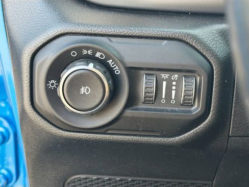 Used 2022 Jeep Wrangler Unlimited Sahara AWD/4WD image 31