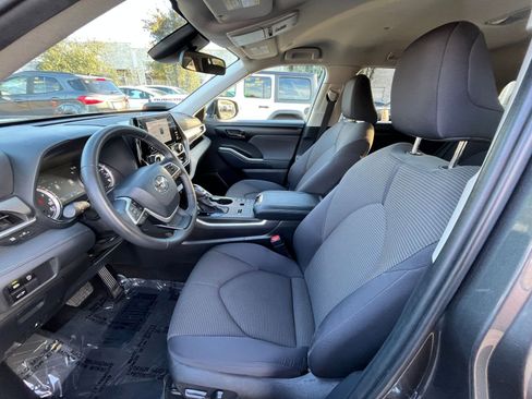 Used 2025 Toyota Highlander LE image 28