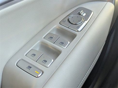 Used 2025 Genesis G70 2.5T image 22