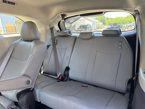 Used 2023 Toyota Sienna XLE FWD image 12