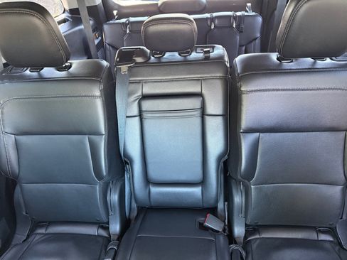 Used 2023 Ford Explorer Limited AWD/4WD image 18