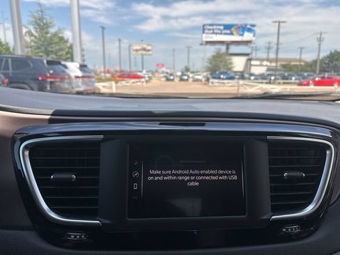 Used 2023 Chrysler Voyager LX FWD image 8