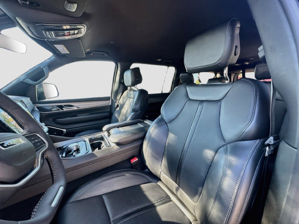 Used 2025 Jeep Wagoneer L Series II w/ 8-pass Seating Package AWD/4WD image 20