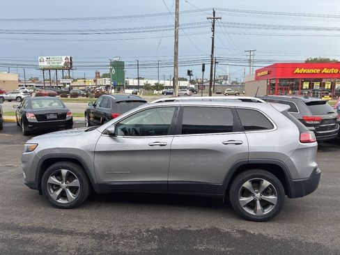 Used 2019 Jeep Cherokee Limited w/ Luxury Group FWD image 8