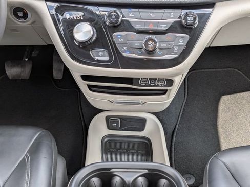 Used 2023 Chrysler Pacifica Touring-L FWD image 18