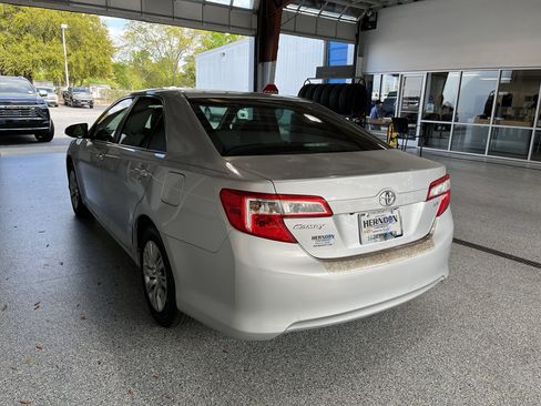 Used 2014 Toyota Camry LE image 6