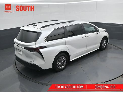 Used 2025 Toyota Sienna XLE FWD image 51