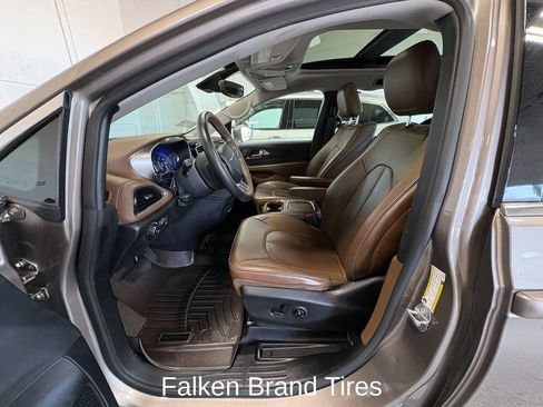 Used 2018 Chrysler Pacifica Limited w/ Tire & Wheel Group FWD image 12