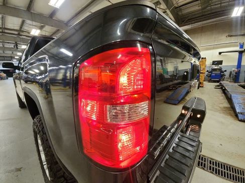 Used 2018 GMC Sierra 1500 SLE w/ Suspension Package, Off-Road AWD/4WD image 30