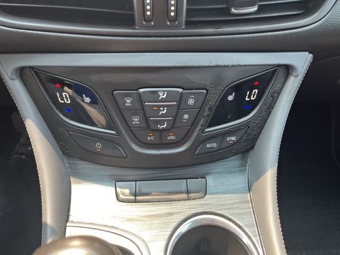 Used 2020 Buick Envision Essence image 23