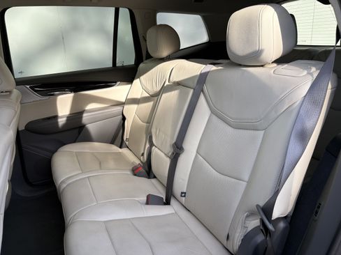 Used 2020 Cadillac XT6 Premium Luxury image 12