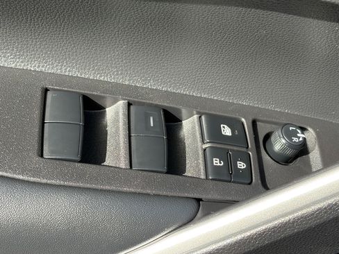 Used 2025 Toyota Corolla Cross XLE w/ Convenience Package FWD image 17