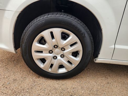 Used 2019 Dodge Grand Caravan SE w/ UConnect Hands-Free Group FWD image 9
