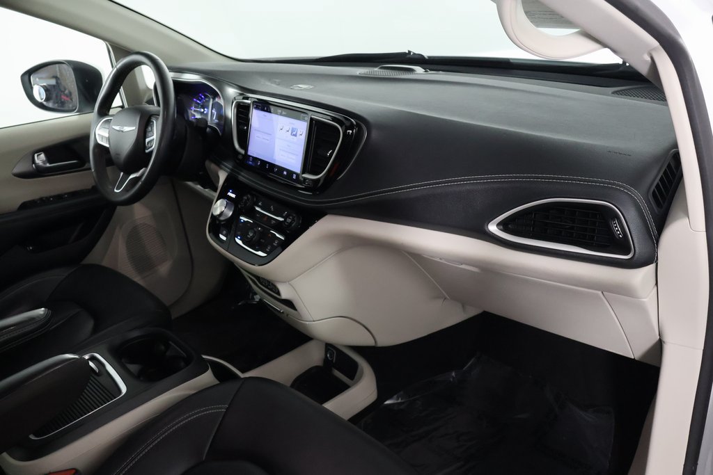 Used 2023 Chrysler Pacifica Touring-L FWD image 9