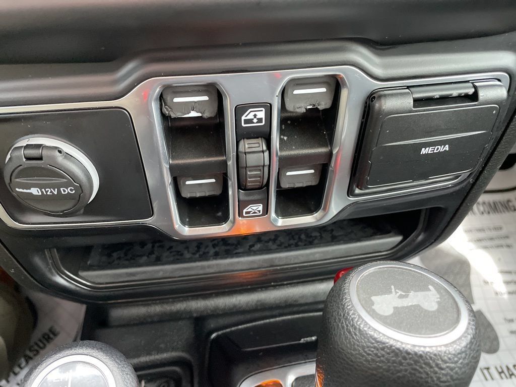 Used 2022 Jeep Wrangler Unlimited Sahara AWD/4WD image 17
