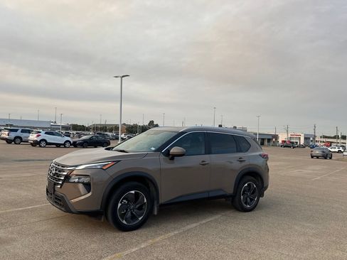 Used 2024 Nissan Rogue SV w/ SV Premium Package AWD/4WD image 11
