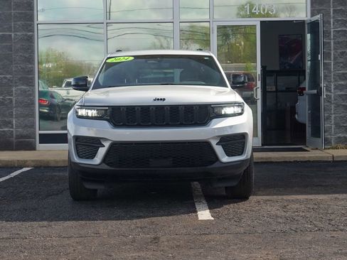 Used 2024 Jeep Grand Cherokee Altitude image 7