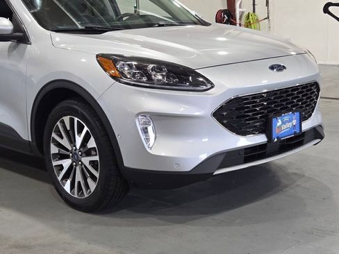 Used 2020 Ford Escape Titanium image 2