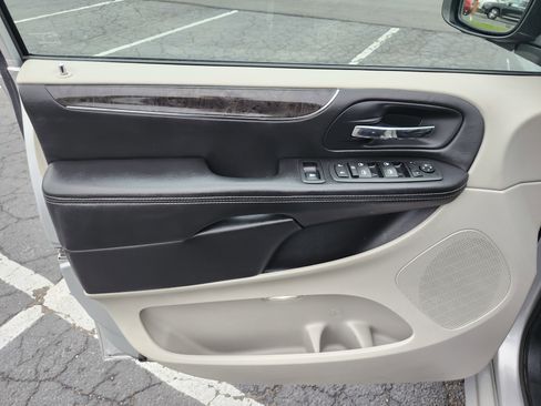 Used 2011 Chrysler Town & Country Touring-L w/ Entertainment Group #2 FWD image 23