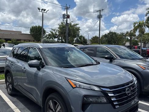 Certified 2025 Nissan Rogue SL FWD image 1