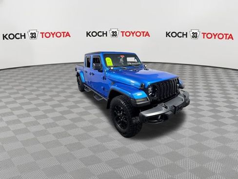 Used 2022 Jeep Gladiator Sport image 2