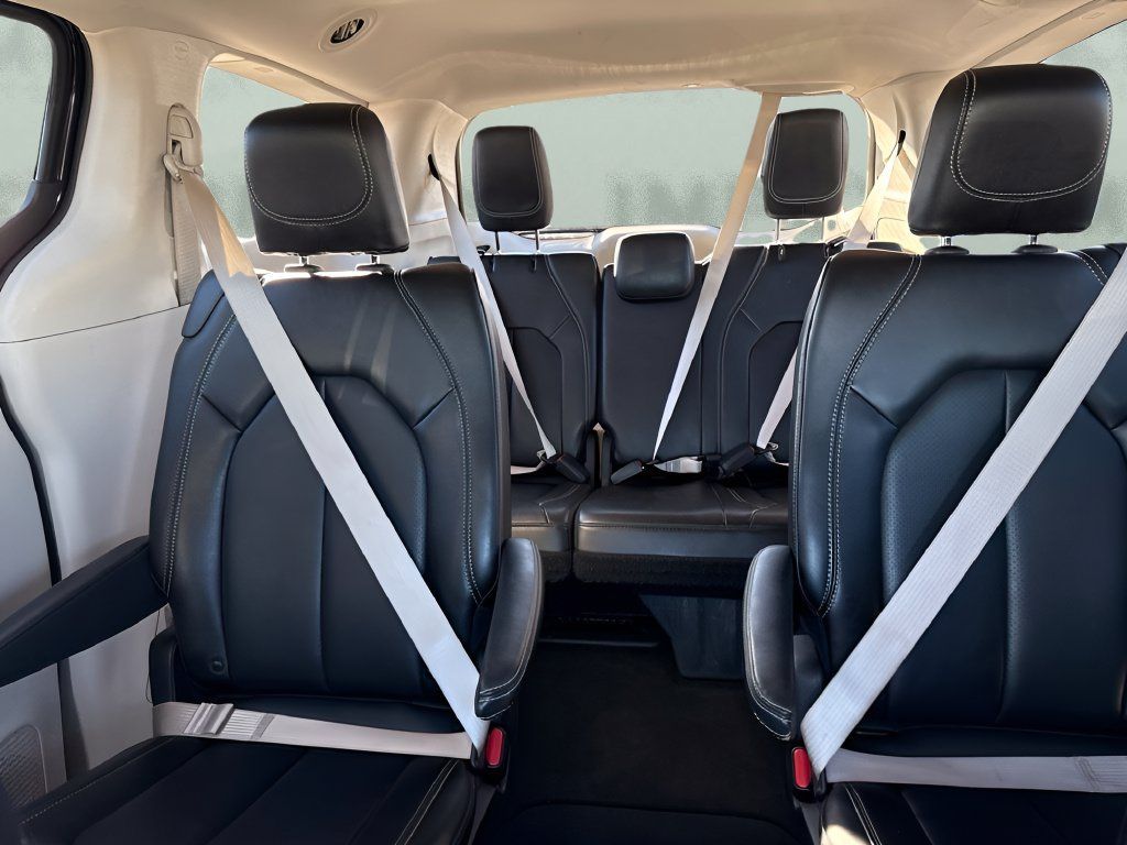 Used 2023 Chrysler Pacifica Touring-L FWD image 12