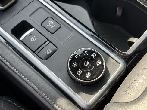Used 2025 Nissan Pathfinder SV AWD/4WD image 21