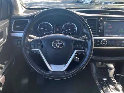 Used 2017 Toyota Highlander SE image 8