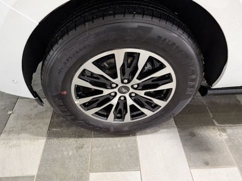 Used 2025 Ford Expedition Platinum AWD/4WD image 7