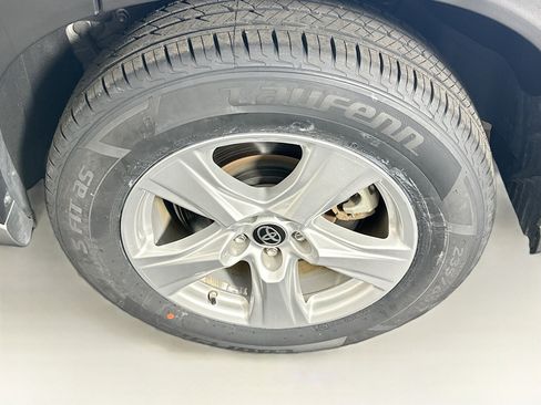 Used 2024 Toyota Highlander LE image 11