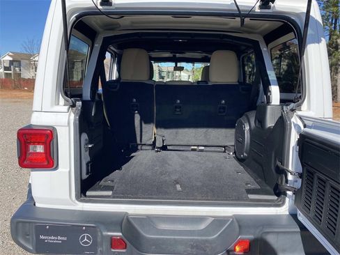 Used 2018 Jeep Wrangler Unlimited Sahara image 10