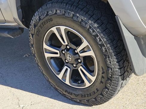 Used 2017 Toyota Tacoma TRD Sport image 7