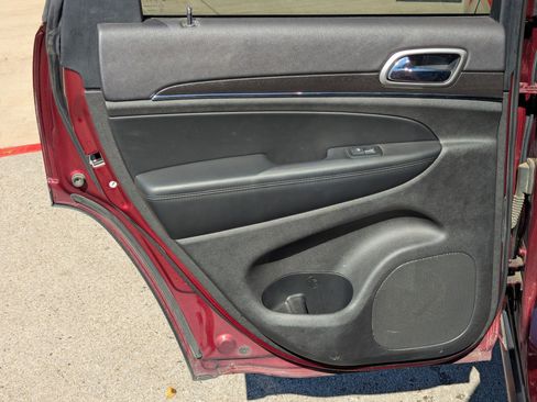 Used 2018 Jeep Grand Cherokee Limited image 16