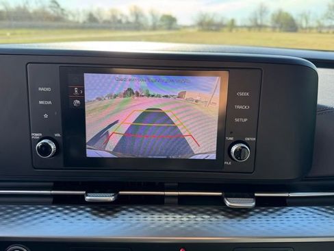 Used 2024 Kia Carnival LX image 17