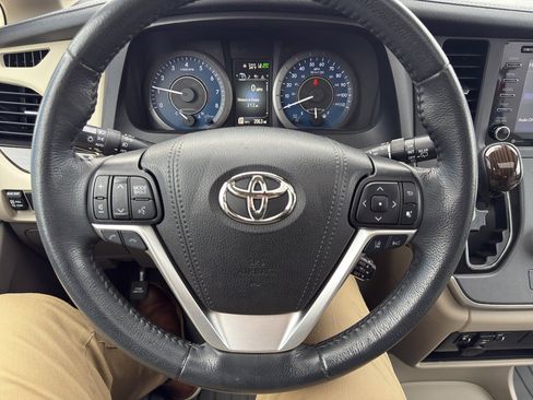 Used 2020 Toyota Sienna XLE image 22
