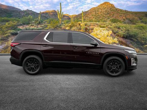 Used 2023 Chevrolet Traverse LT image 3