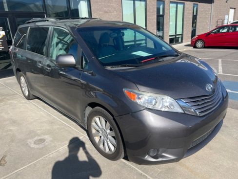Used 2017 Toyota Sienna XLE AWD/4WD image 2