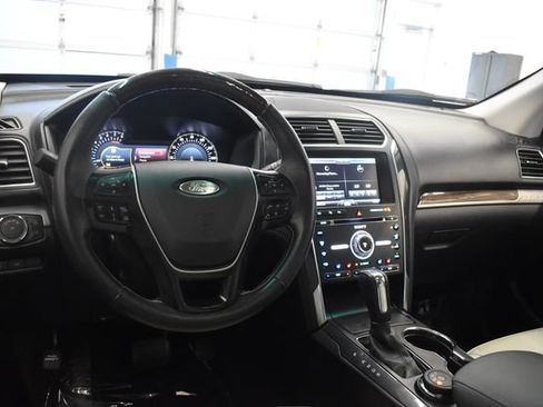 Used 2016 Ford Explorer Platinum AWD/4WD image 23