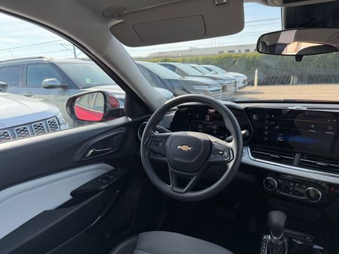 Used 2025 Chevrolet Trax LT image 32