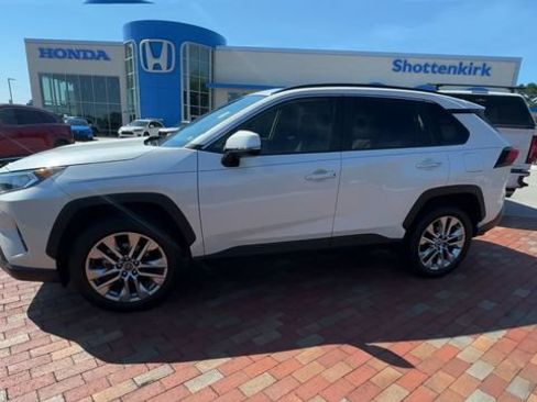 Used 2020 Toyota RAV4 Limited FWD image 7