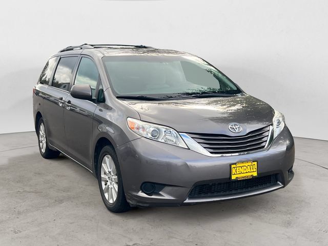 Used 2015 Toyota Sienna LE AWD/4WD image 3
