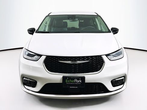 Used 2024 Chrysler Pacifica Touring-L image 2