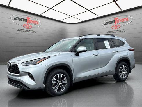Certified 2024 Toyota Highlander XLE image 1