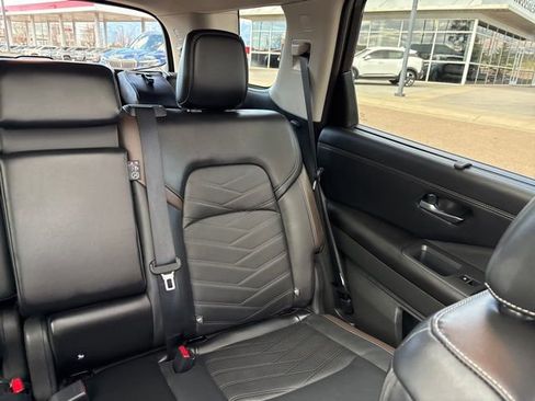 Used 2024 Nissan Pathfinder Platinum w/ Cargo Package image 23