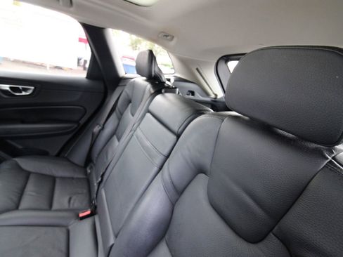 Used 2020 Volvo XC60 T5 Momentum image 27