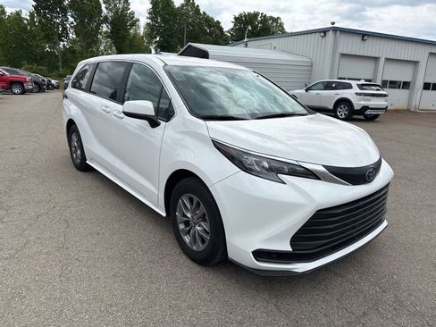 Used 2025 Toyota Sienna LE FWD image 4
