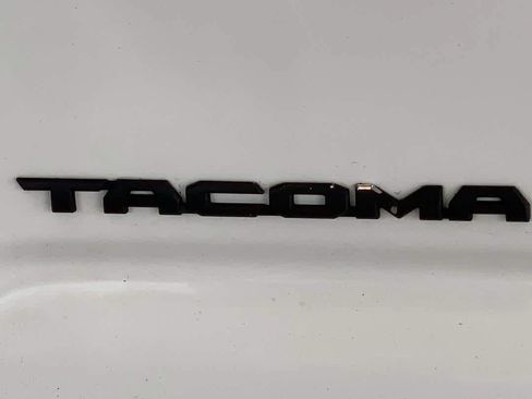 Used 2016 Toyota Tacoma SR5 w/ SR5 Appearance Package (DN) AWD/4WD image 11