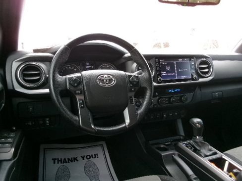 Used 2021 Toyota Tacoma TRD Sport w/ Technology Package image 17