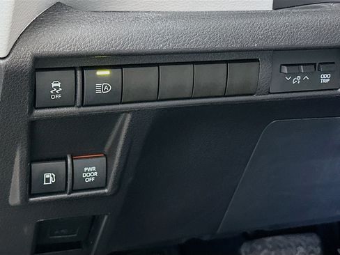 Used 2025 Toyota Sienna LE image 17