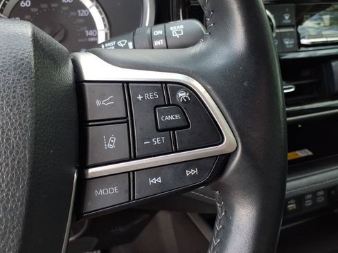 Used 2023 Toyota Highlander XLE FWD image 25